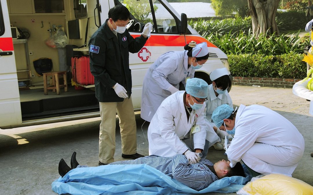 Dinas Damkar Kota Serang Bersihkan Tumpahan Oli di Perbukitan