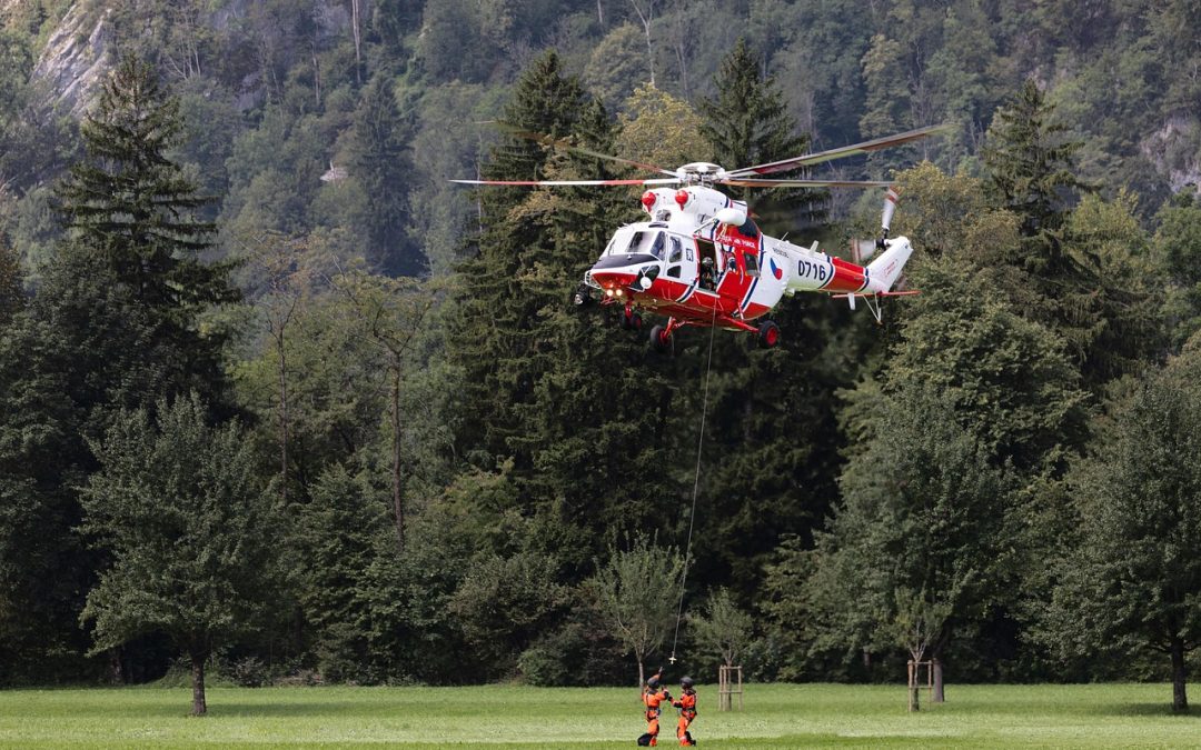 Dinas Damkar Kota Serang Bersihkan Tumpahan Oli di Pinggir Sungai